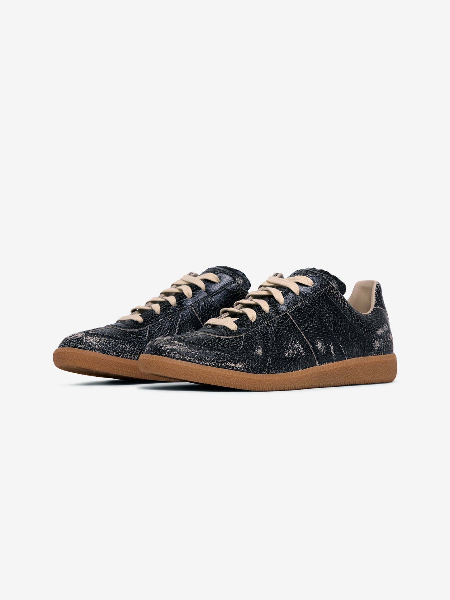 Replica (Black/White)