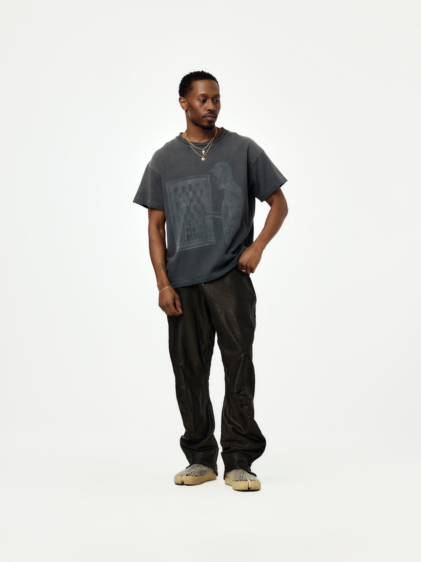 SOLITARY TEE