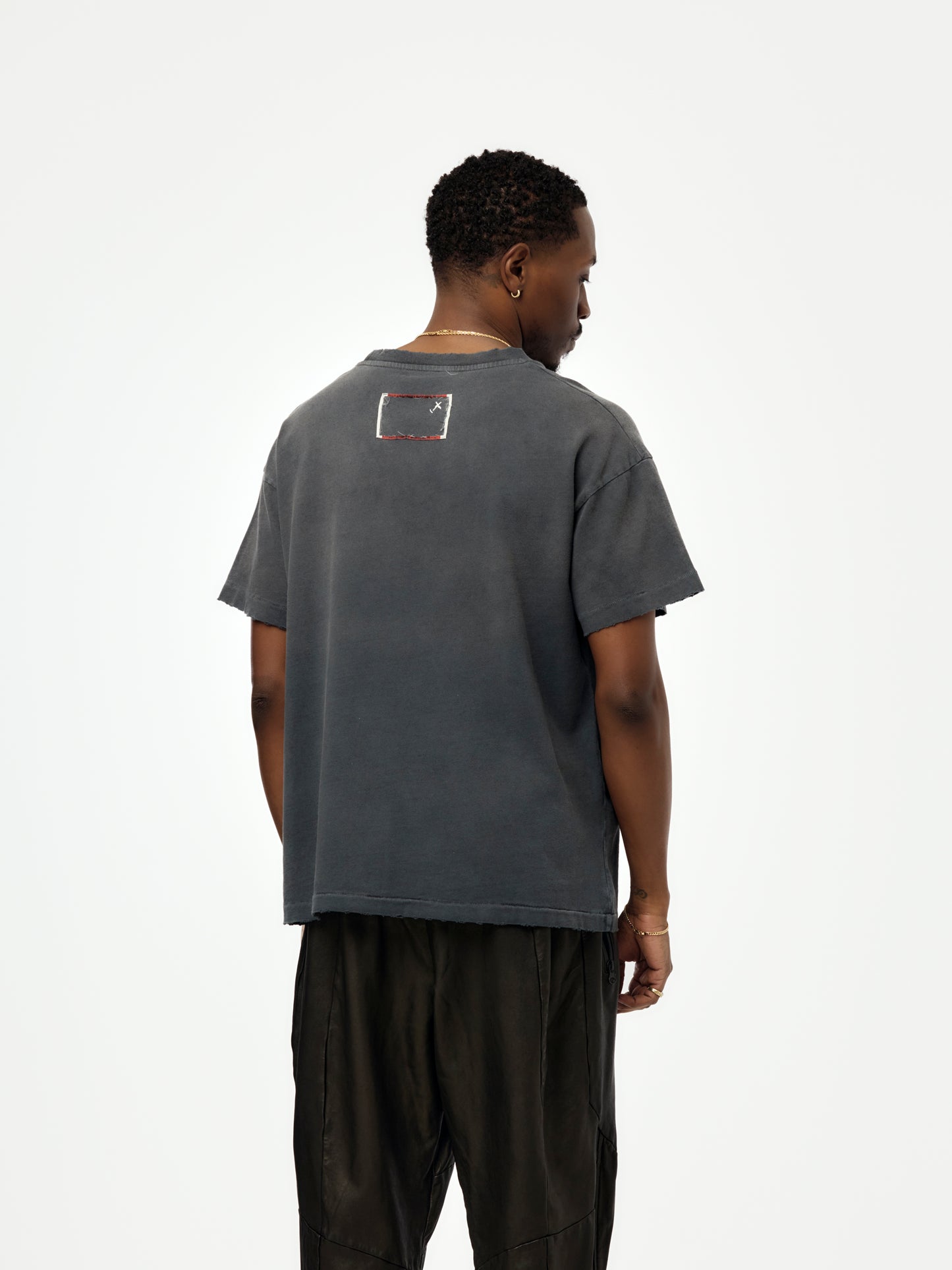 SOLITARY TEE