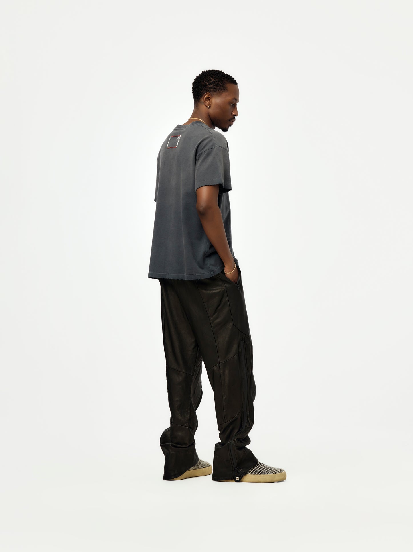 SOLITARY TEE