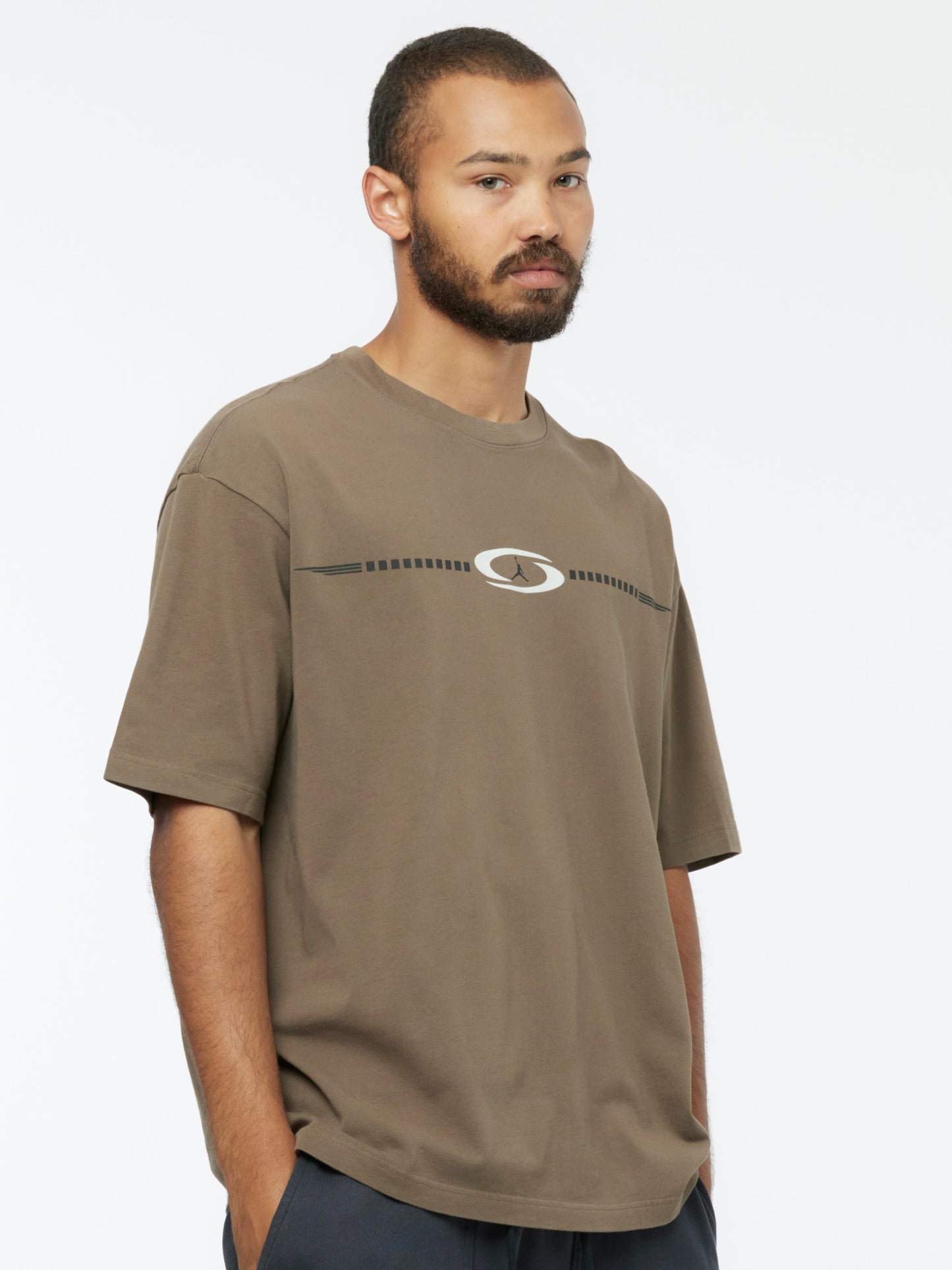 M J TS LOGO TEE (PALOMINO)