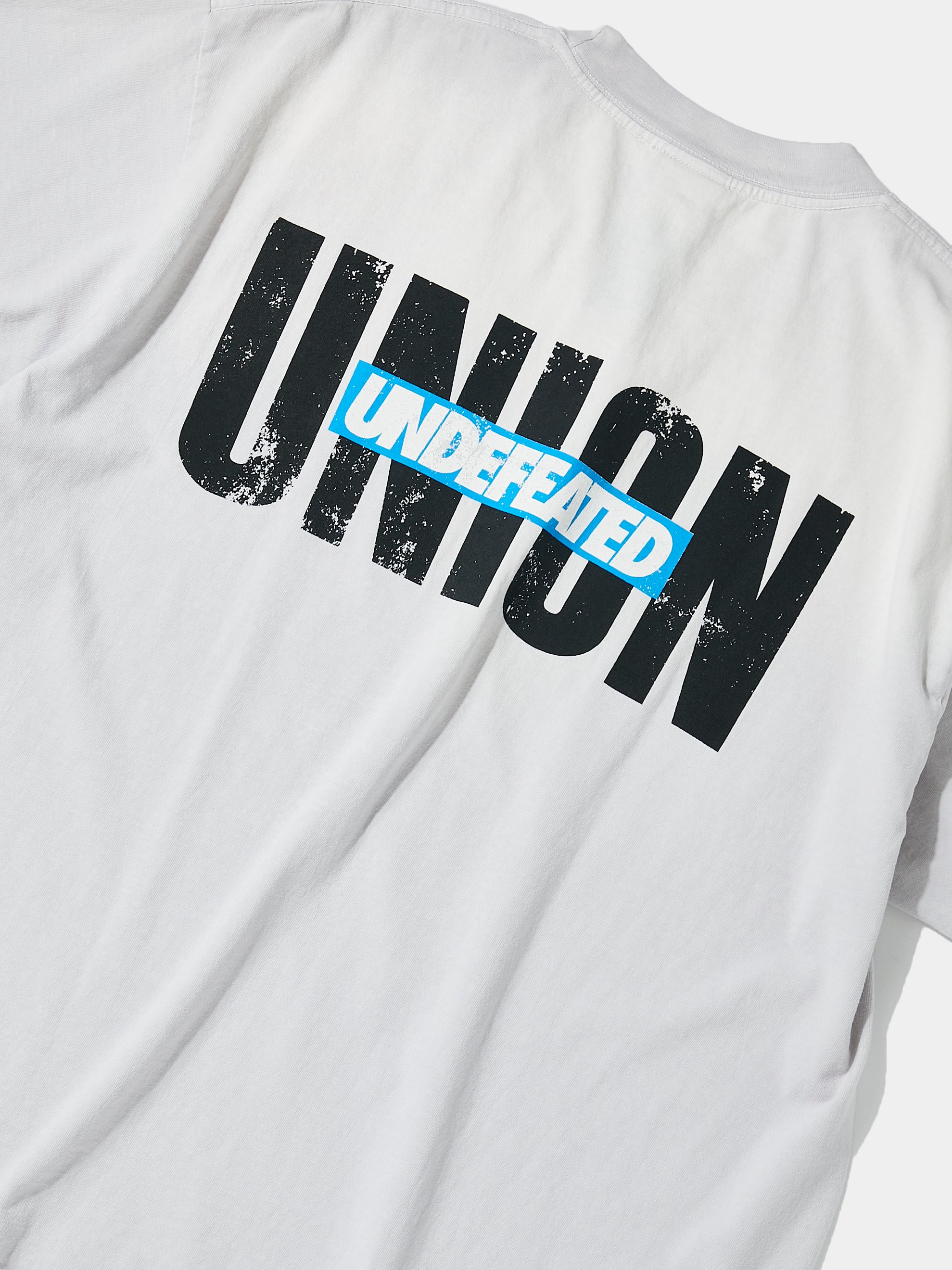 UNDEFEATED x UNION S/S Tee (Faded Lt.Grey)