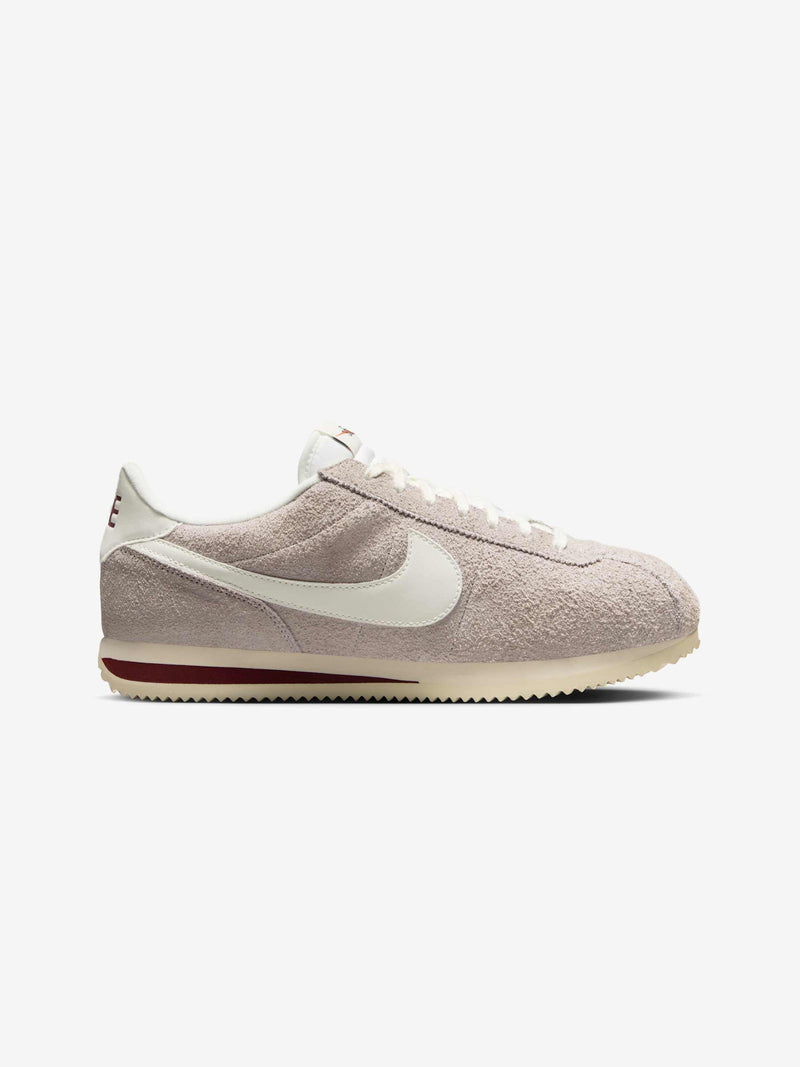 NIKE CORTEZ SE (COLLEGE GREY/SAIL-DARK TEAM RED)