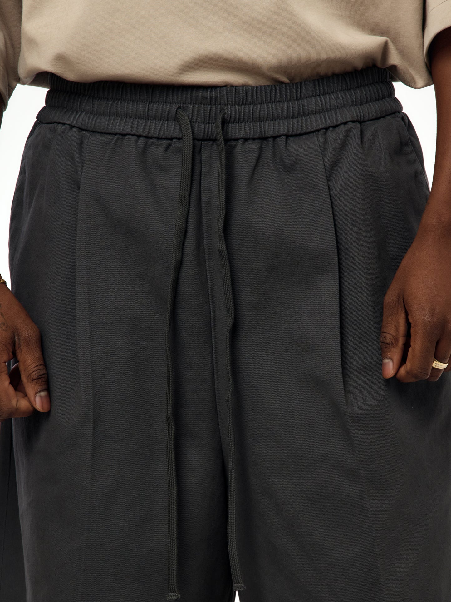 RELAXED DRAWSTRING SHORT (IRON GREY)