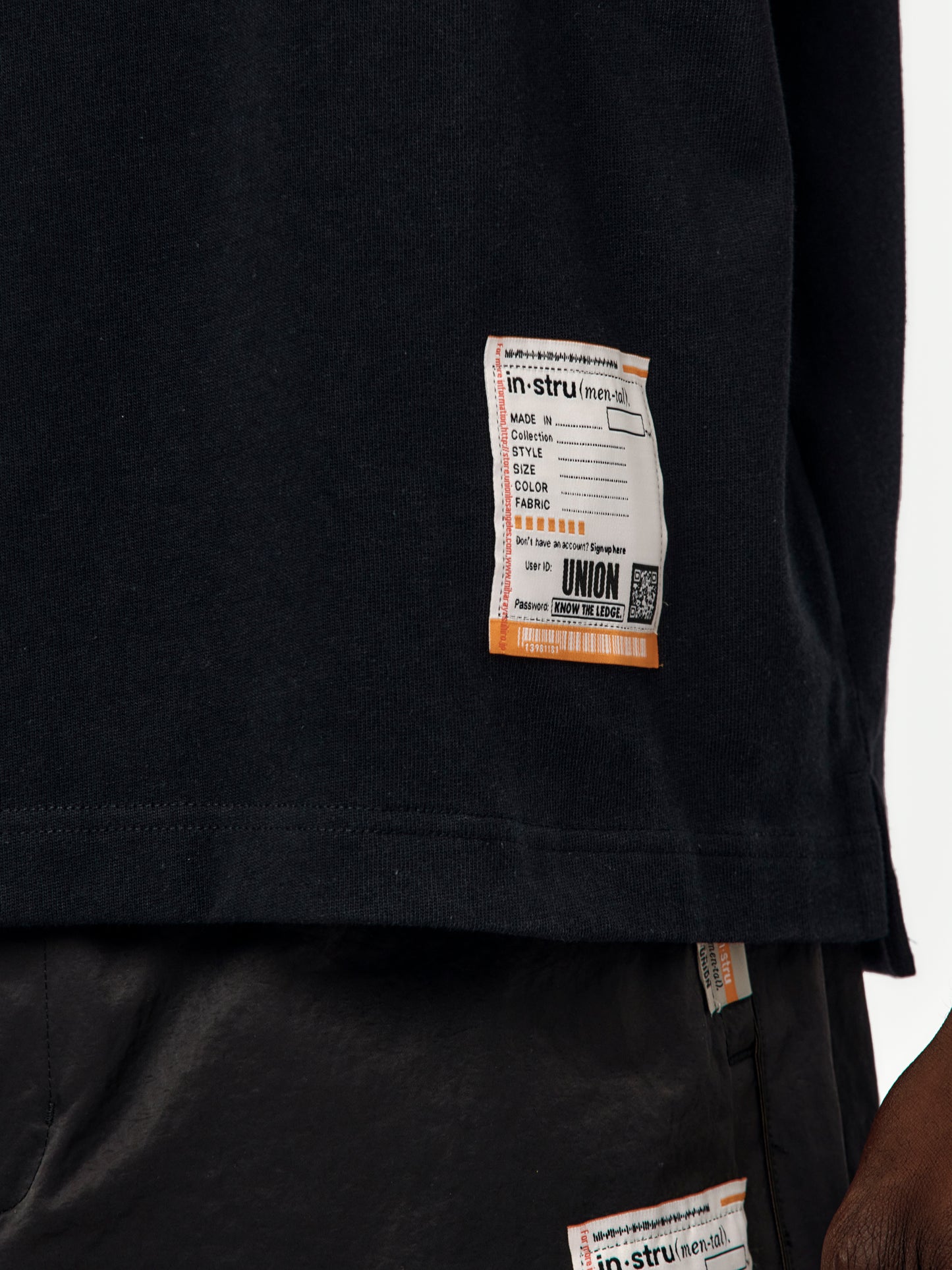 UNION x in・stru(men-tal) FRONTMAN TEE (BLACK)